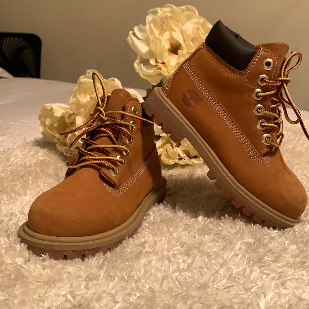 Timberland toddler boots like new.
